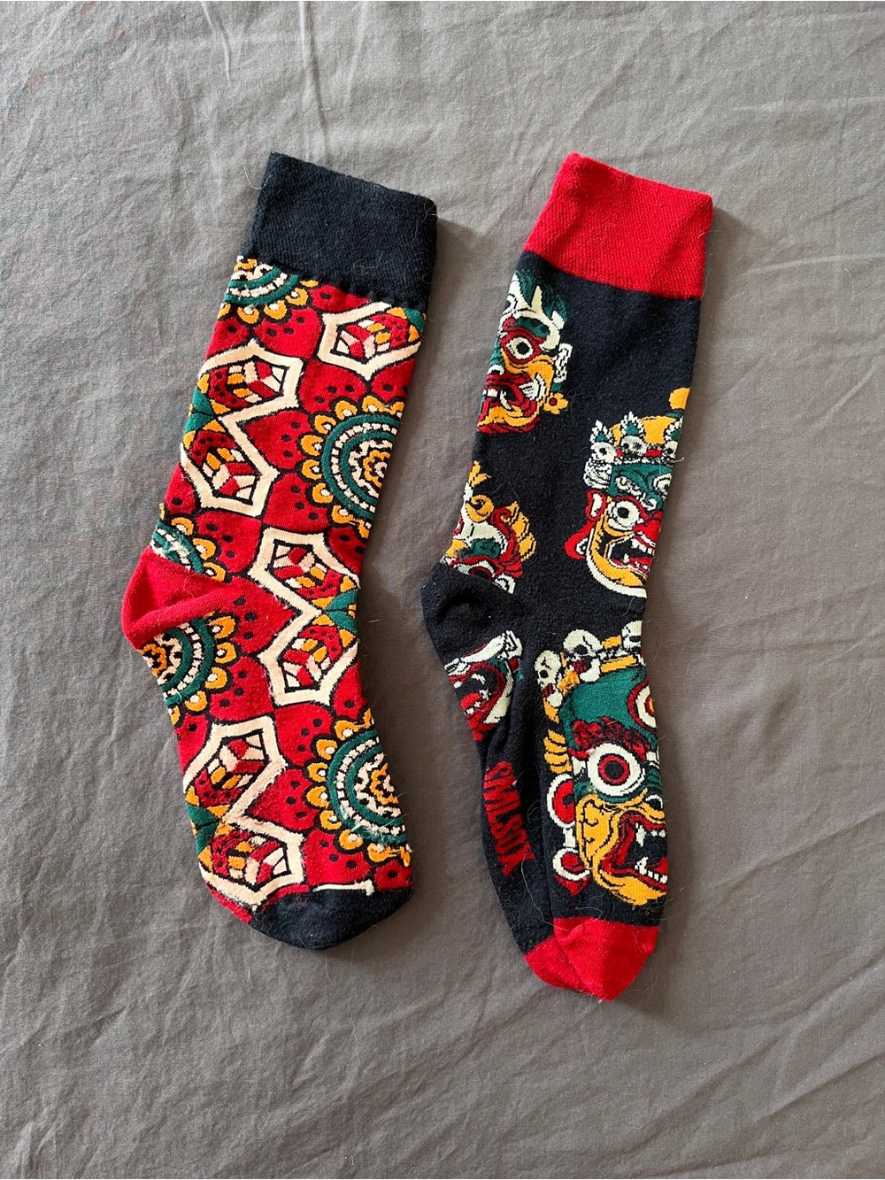 Men's Red & Black Patterned Crew Socks - Decorative Motif